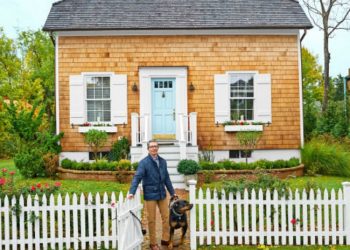Îți vine să crezi că în casa asta încap trei dormitoare, un living, o bucătărie și o baie? Paul și-a construit cea mai frumoasă locuință de doar 150 mp, iar ferestrele și ușa nici măcar nu sunt simetrice! Când vei descoperi motivul, vei rămâne fără cuvinte!