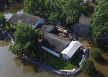 Vecinii l-au crezut nebun, când au văzut ce face, dar a fost singurul care și-a ferit casa de inundații și de uragan. Bravo lui! Câtă imaginație!