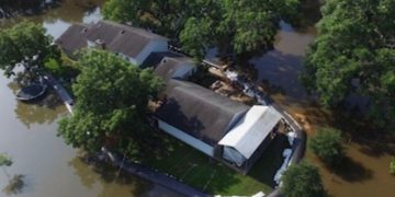 Vecinii l-au crezut nebun, când au văzut ce face, dar a fost singurul care și-a ferit casa de inundații și de uragan. Bravo lui! Câtă imaginație!