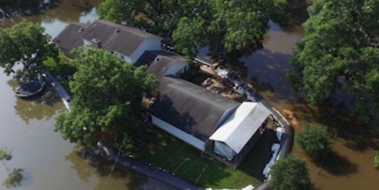 Vecinii l-au crezut nebun, când au văzut ce face, dar a fost singurul care și-a ferit casa de inundații și de uragan. Bravo lui! Câtă imaginație!