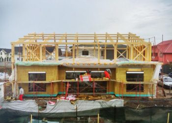 Părinții le-au spus că au luat-o razna când au auzit ce vor să facă! Și-au construit cea mai frumoasă locuință pasivă cu seră… pe acoperiș! Arată ca-n filme: