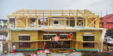 Părinții le-au spus că au luat-o razna când au auzit ce vor să facă! Și-au construit cea mai frumoasă locuință pasivă cu seră… pe acoperiș! Arată ca-n filme: