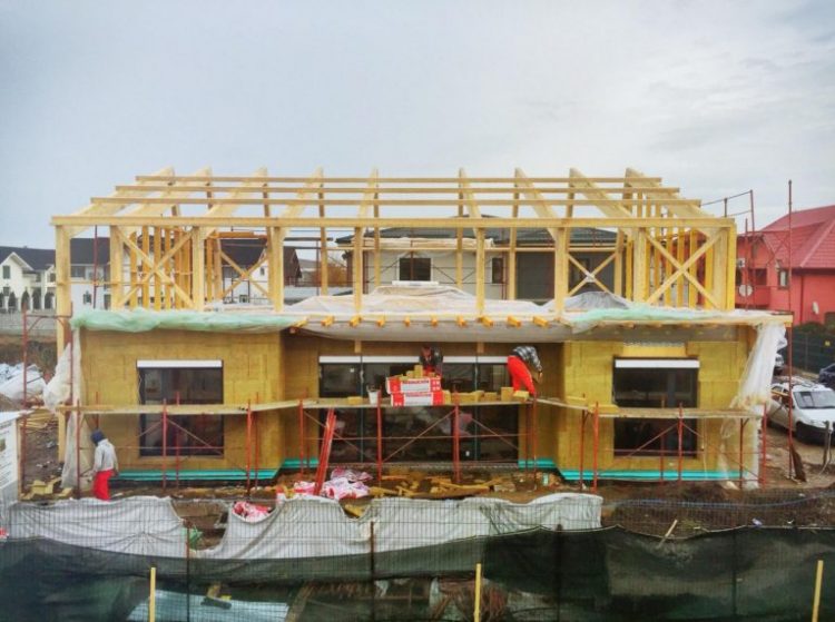 Părinții le-au spus că au luat-o razna când au auzit ce vor să facă! Și-au construit cea mai frumoasă locuință pasivă cu seră… pe acoperiș! Arată ca-n filme: