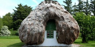 Oamenii au ajuns să locuiască în astfel de case după ce au tăiat toți copacii de pe mica lor insulă. Locuințele de aici fac concurență celor din Deltă! Cum arată cel mai unic sat din lume: