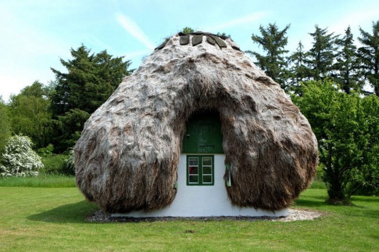 Oamenii au ajuns să locuiască în astfel de case după ce au tăiat toți copacii de pe mica lor insulă. Locuințele de aici fac concurență celor din Deltă! Cum arată cel mai unic sat din lume: