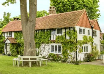 Îți vine să crezi că această casă a fost construită în 1690? Dar asta nu e tot, stai să vezi cum arată interiorul! Rămâi fără cuvinte!