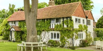 Îți vine să crezi că această casă a fost construită în 1690? Dar asta nu e tot, stai să vezi cum arată interiorul! Rămâi fără cuvinte!