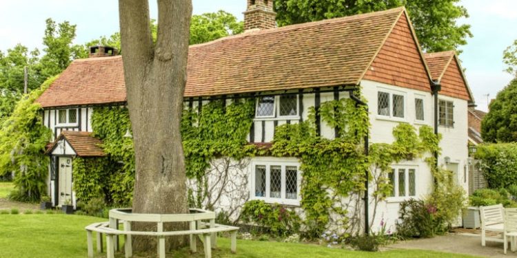 Îți vine să crezi că această casă a fost construită în 1690? Dar asta nu e tot, stai să vezi cum arată interiorul! Rămâi fără cuvinte!