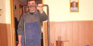 Invenția unui românaș! Cazmaua-minune face furori pe internet: Este produsă de un gospodar din Neamț și se vinde ca pâinea caldă în toată țara