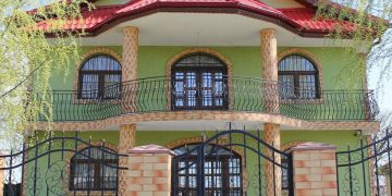 Oraşul din România unde vilele sunt construite din ajutoare sociale britanice. La porţile caselor stau BMW-uri ”sclipitoare” cu numere de Anglia!