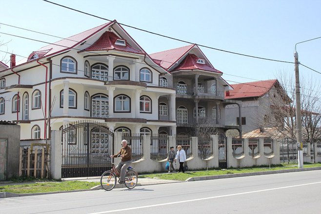 Oraşul din România unde vilele sunt construite din ajutoare sociale britanice. La porţile caselor stau BMW-uri ”sclipitoare” cu numere de Anglia 