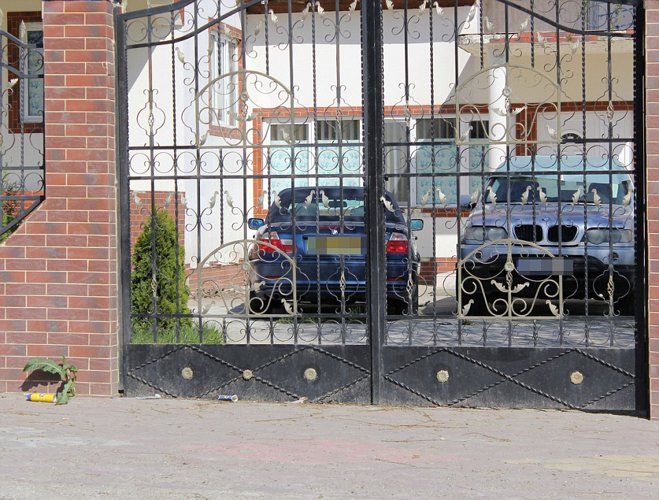 Oraşul din România unde vilele sunt construite din ajutoare sociale britanice. La porţile caselor stau BMW-uri ”sclipitoare” cu numere de Anglia 