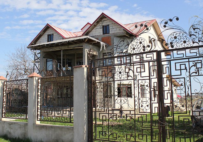 Oraşul din România unde vilele sunt construite din ajutoare sociale britanice. La porţile caselor stau BMW-uri ”sclipitoare” cu numere de Anglia 