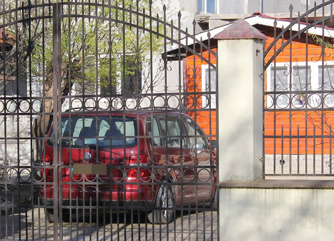 Oraşul din România unde vilele sunt construite din ajutoare sociale britanice. La porţile caselor stau BMW-uri ”sclipitoare” cu numere de Anglia 