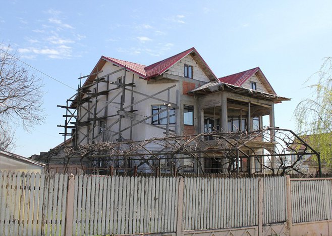 Oraşul din România unde vilele sunt construite din ajutoare sociale britanice. La porţile caselor stau BMW-uri ”sclipitoare” cu numere de Anglia 